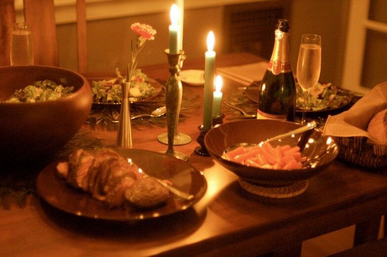 Dim lighting reduces appetite, so it’s worth having dinners by candlelight